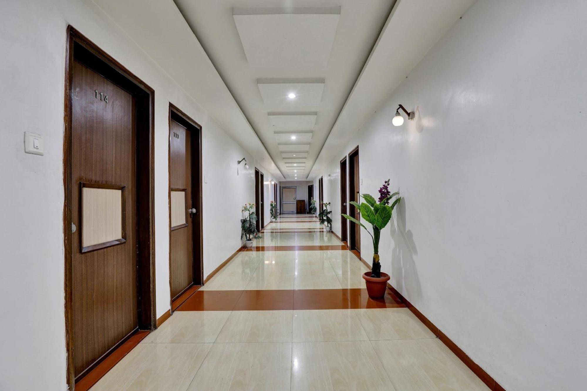 Collection O 82926 Hotel Royal Plaza Ahmedabad Exterior foto